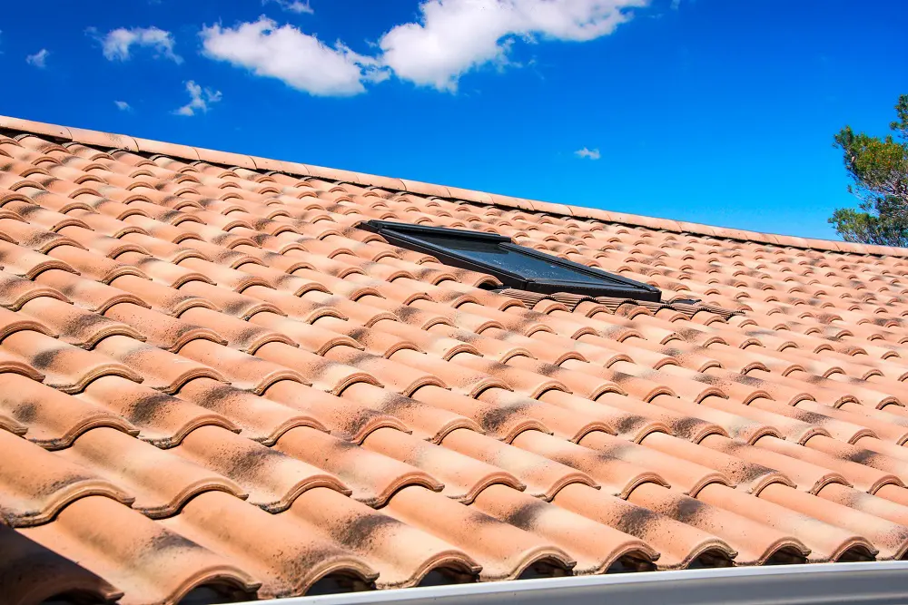 Couverture en tuiles : une solution durable et esthétique pour votre toit